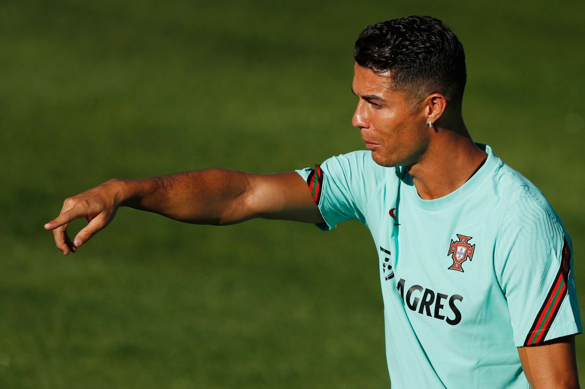 Cristiano Ronaldo ya firmó contrato con el Manchester United Cristiano Ronaldo ya firmó contrato con el Manchester United