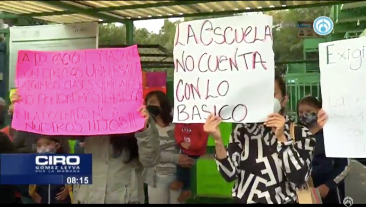 Padres en contra del regreso a clases presenciales impiden a maestros acceder a escuela de CDMX (VIDEO) Padres en contra del regreso a clases presenciales impiden a maestros acceder a escuela de CDMX (VIDEO)