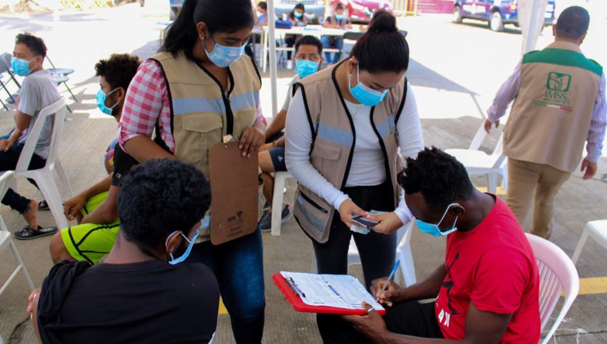 Arranca vacunación contra COVID para migrantes en Chiapas