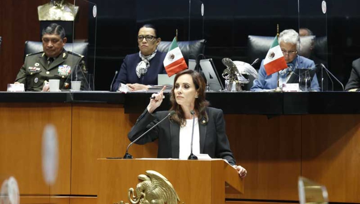 “Tengan, para que se entretengan”: Lilly Téllez regala libro de “El Padrino” a Rosa Icela Rodríguez (VIDEO) “Tengan, para que se entretengan”: Lilly Téllez regala libro de “El Padrino” a Rosa Icela Rodríguez (VIDEO)