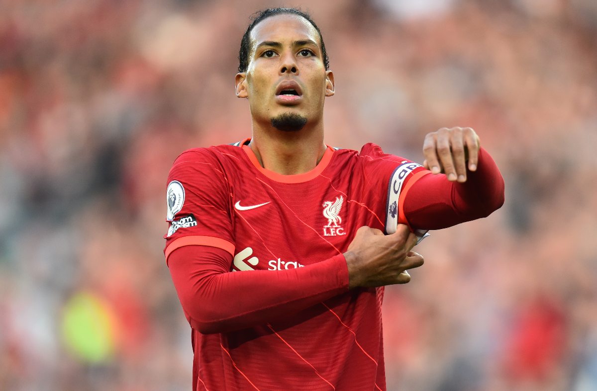 VIDEO: Virgil Van Dijk empuja a un aficionado mientras daba una entrevista