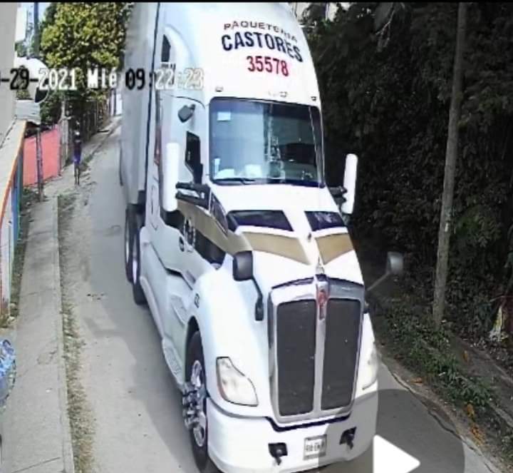 Trailero Imprudente casi atropella a dos personas Trailero Imprudente casi atropella a dos personas