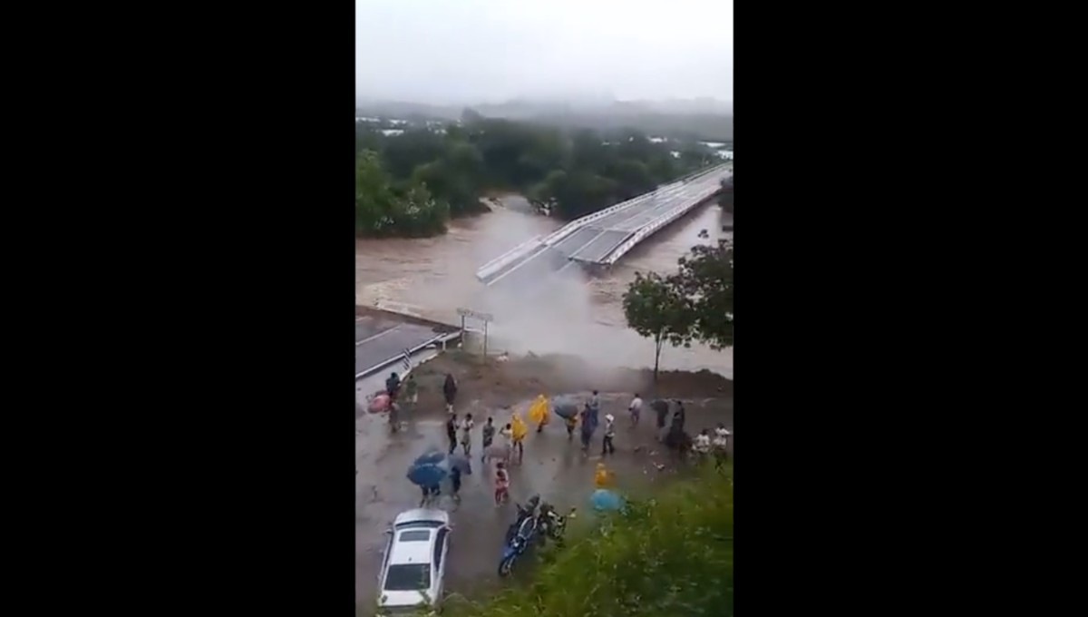 Colapsa puente “El Quelite” en carretera Mazatlán – Culiacán tras el paso de “Nora” (VIDEO) Colapsa puente “El Quelite” en carretera Mazatlán – Culiacán tras el paso de “Nora” (VIDEO)