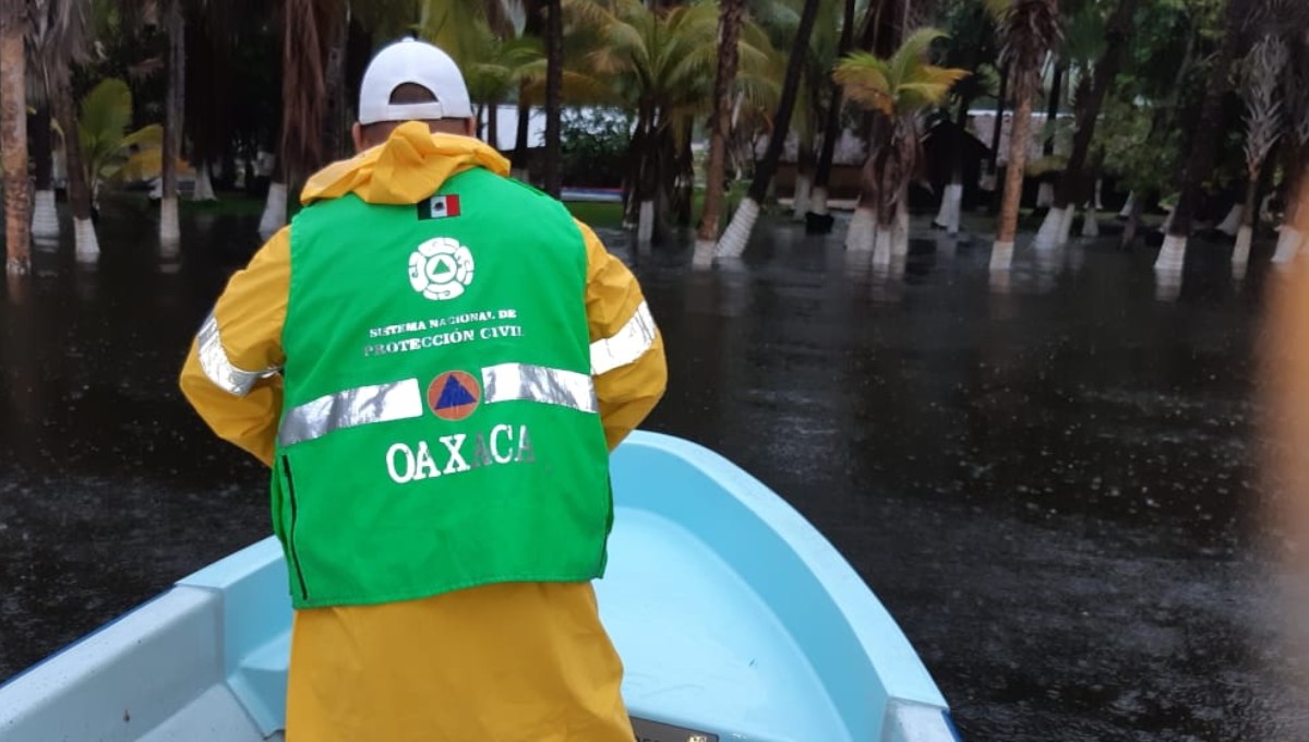 Comunidades de Oaxaca llevan 3 días bajo el agua debido a inundaciones provocadas por lluvias Comunidades de Oaxaca llevan 3 días bajo el agua debido a inundaciones provocadas por lluvias