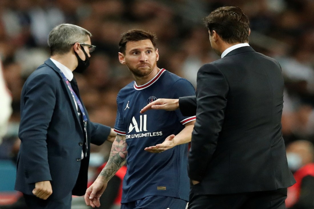VIDEO: Messi sale de cambio con el PSG y le niega la mano a Pochettino