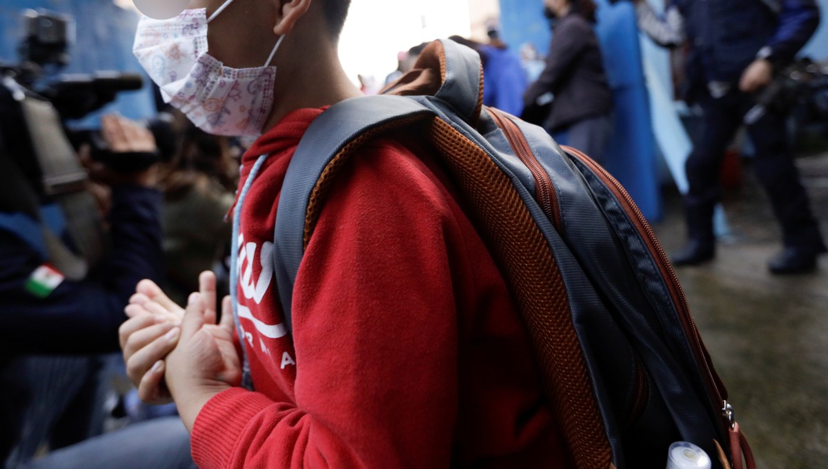 ¡Castigo excesivo! Maestra pegaba con cinta adhesiva cubrebocas al rostro de sus alumnos ¡Castigo excesivo! Maestra pegaba con cinta adhesiva cubrebocas al rostro de sus alumnos