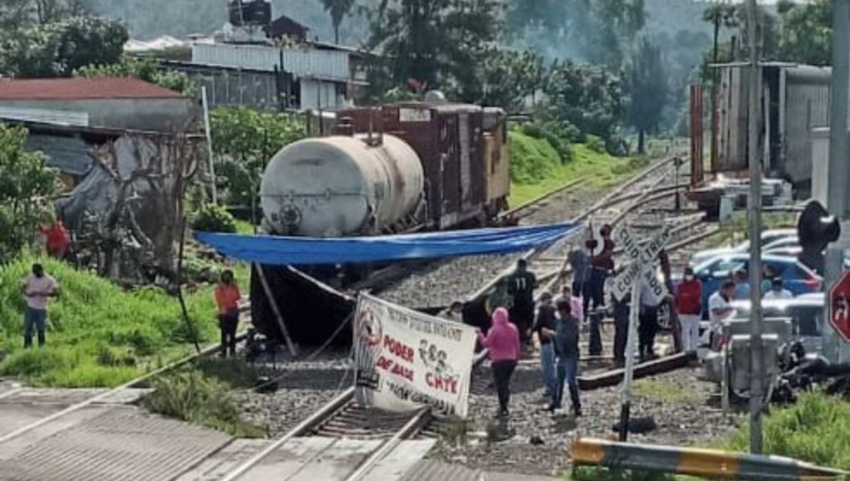 Maestros disidentes de la CNTE mantienen bloqueos en vías de Michoacán para exigir pago de fiestas