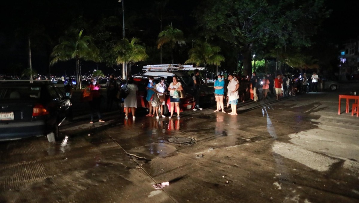 Sismo provoca daños en zona hotelera de Acapulco y obliga a turistas a dormir en la calle Sismo provoca daños en zona hotelera de Acapulco y obliga a turistas a dormir en la calle