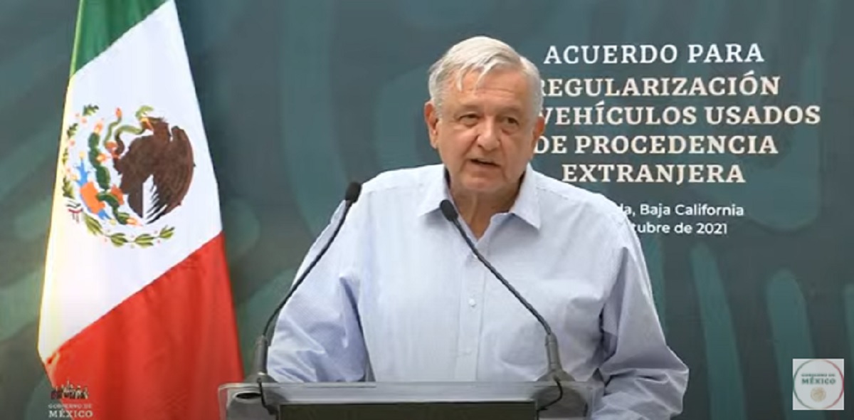 AMLO firma decreto para regularizar “autos chocolate” que vienen del extranjero AMLO firma decreto para regularizar “autos chocolate” que vienen del extranjero
