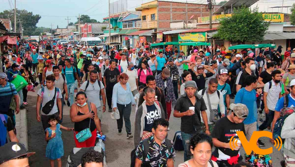 Caravana migrante avanza a paso lento por Chiapas y bajo vigilancia de la GN