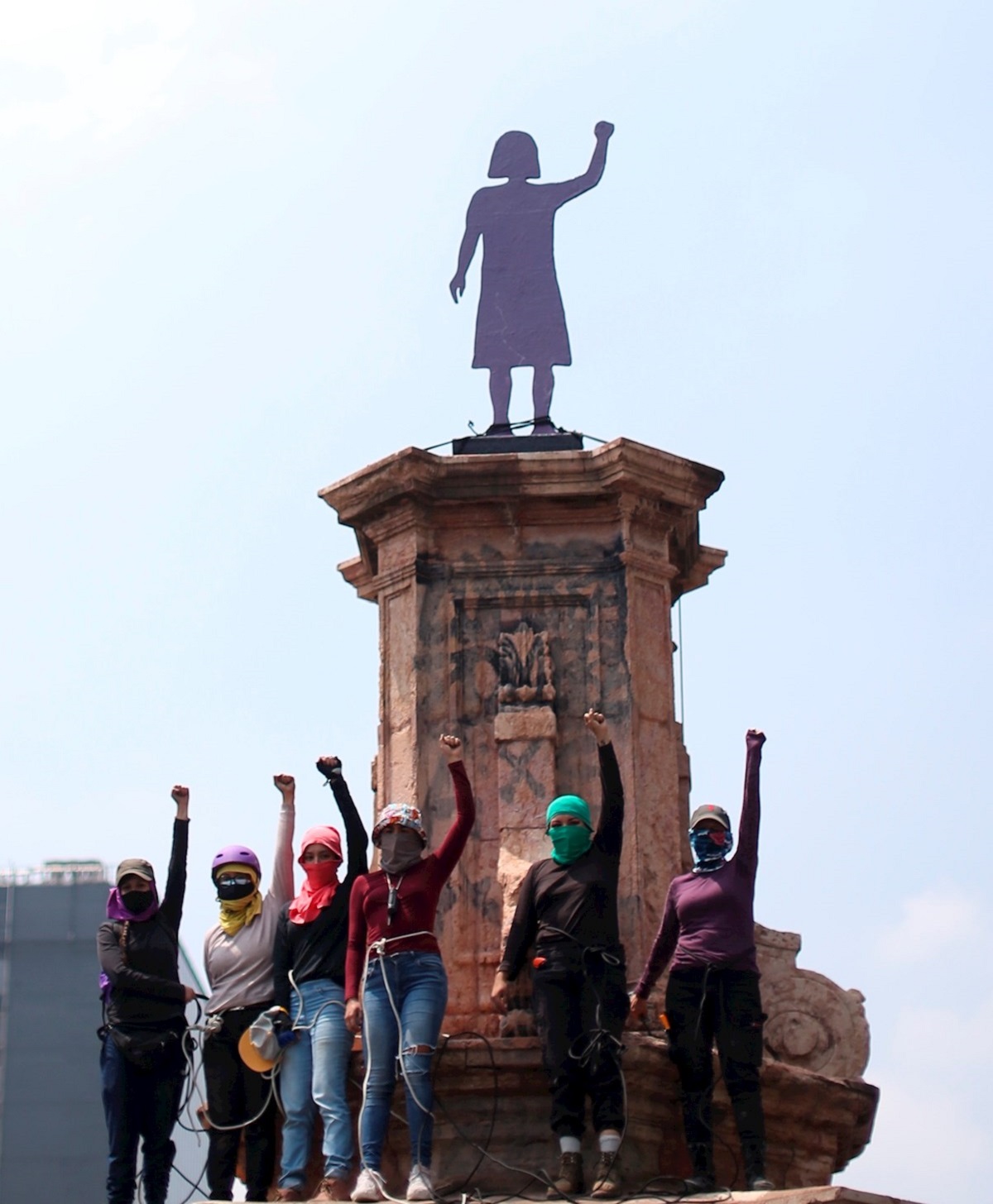 Mujeres intervienen ex glorieta de Colón por segunda ocasión (VIDEO) Mujeres intervienen ex glorieta de Colón por segunda ocasión (VIDEO)