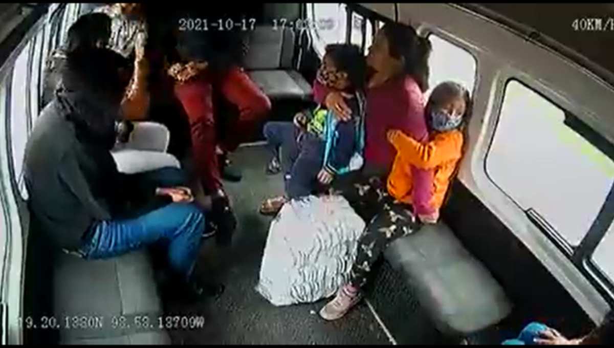 Mujer es golpeada por sujetos que se subieron a asaltar combi en Edomex (VIDEO)