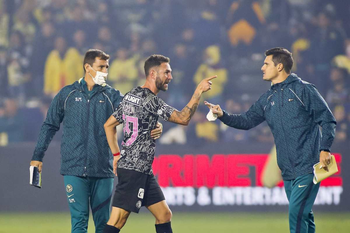 Miguel Layún denuncia insultos racistas del árbitro en el amistoso entre América y Pumas Miguel Layún denuncia insultos racistas del árbitro en el amistoso entre América y Pumas
