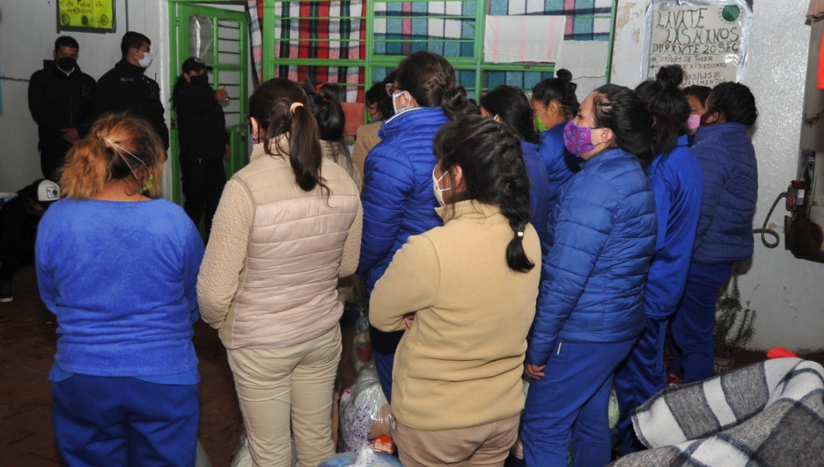 Entre llanto y risas, presas son trasladadas de prisiones inhumanas a penal de Neza, en Edomex (VIDEO) Entre llanto y risas, presas son trasladadas de prisiones inhumanas a penal de Neza, en Edomex (VIDEO)