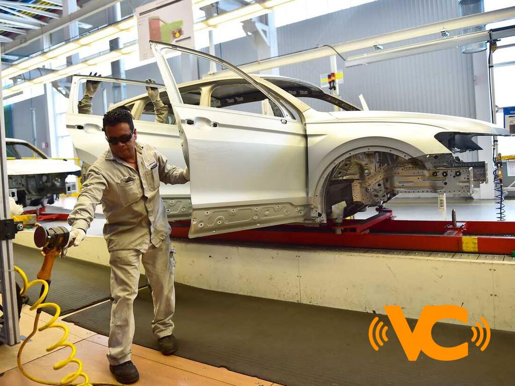 Trabajadores en México del sector automotriz padecen la escasez de chips con despidos y recortes de salario, según Reuters Trabajadores en México del sector automotriz padecen la escasez de chips con despidos y recortes de salario, según Reuters