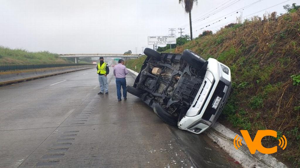 Vuelca camioneta en autopista Veracruz-Córdoba; hay un herido Vuelca camioneta en autopista Veracruz-Córdoba; hay un herido