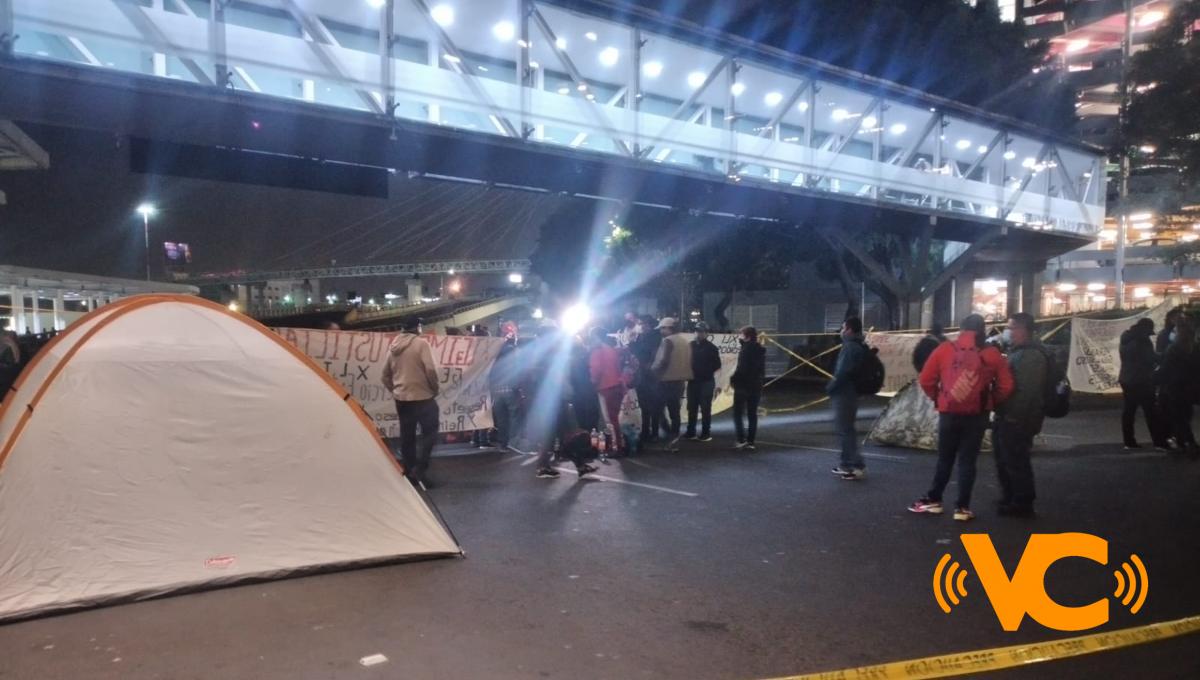 Cumple 12 horas bloqueo en acceso a Terminal 1 de AICM; manifestantes instalan campamento Cumple 12 horas bloqueo en acceso a Terminal 1 de AICM; manifestantes instalan campamento