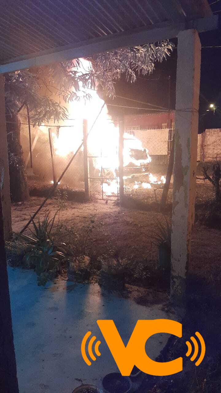Pérdida total, camioneta arde en llamas Pérdida total, camioneta arde en llamas