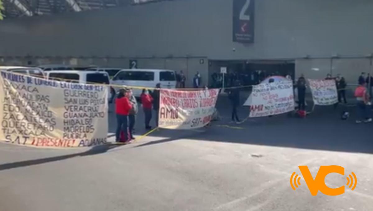 Extrabajadores de aduanas realizan bloqueo frente al AICM en protesta por despidos injustificados Extrabajadores de aduanas realizan bloqueo frente al AICM en protesta por despidos injustificados