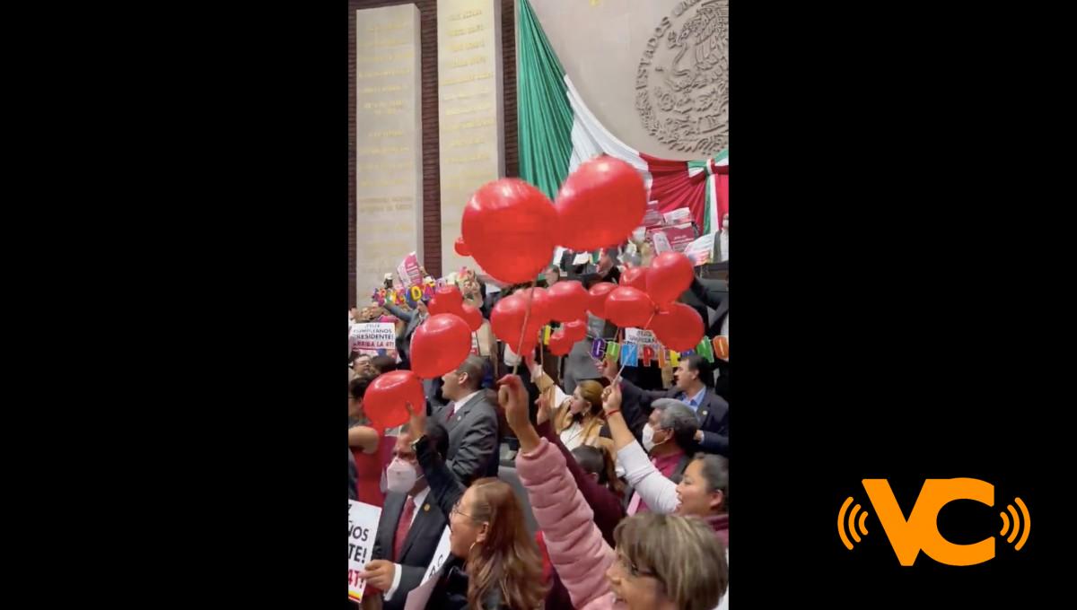 Así festejaron los diputados a López Obrador por su cumpleaños (VIDEO)