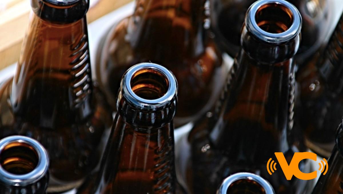 Pobladores de Oaxaca cometen rapiña y vacían camión de cervezas que volcó en la carretera