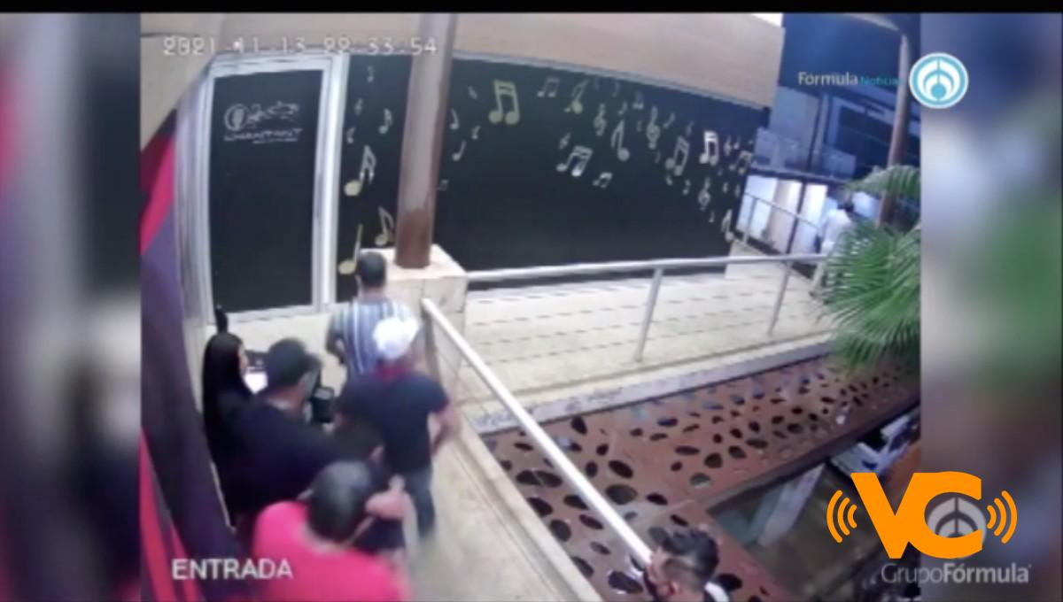 En segundos y sin resistencia, sujetos secuestran a un hombre en un bar de Cancún para ejecutarlo En segundos y sin resistencia, sujetos secuestran a un hombre en un bar de Cancún para ejecutarlo