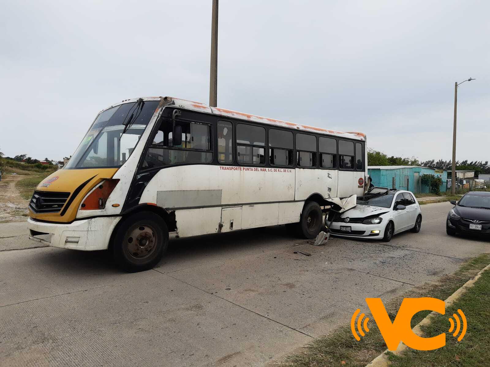 Urbano se detiene a recoger pasaje y provoca accidente al poniente de Coatzacoalcos Urbano se detiene a recoger pasaje y provoca accidente al poniente de Coatzacoalcos
