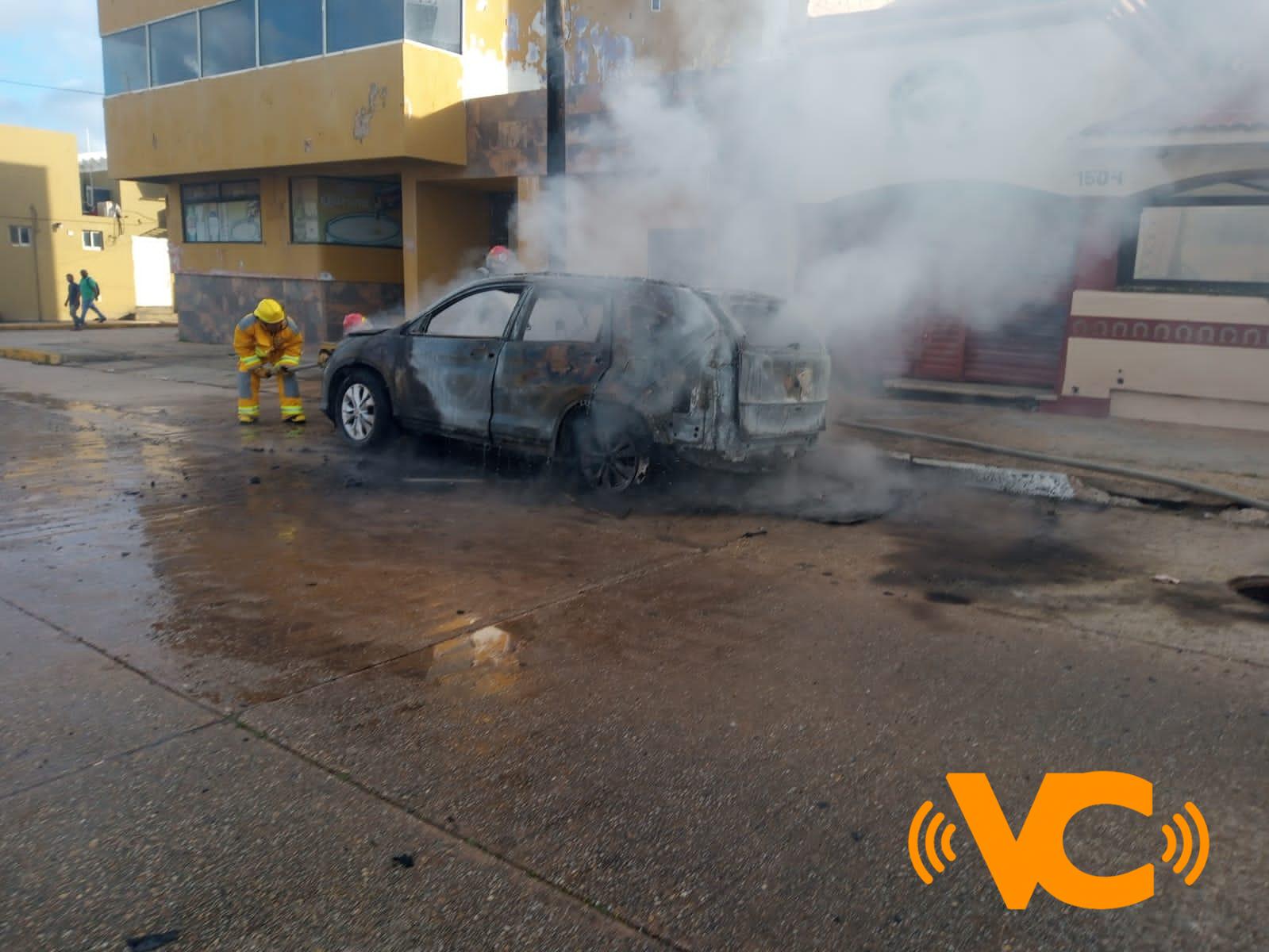 Bombardean vehículo afuera de un establecimiento en Coatzacoalcos Bombardean vehículo afuera de un establecimiento en Coatzacoalcos