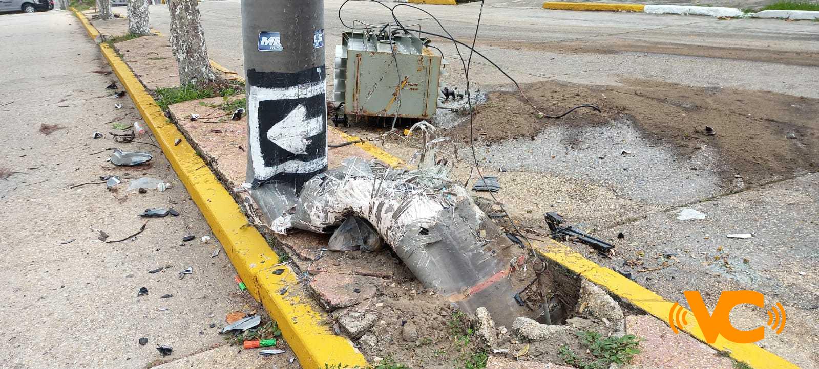 Automovilista deja sin luz colonia en Coatzacoalcos