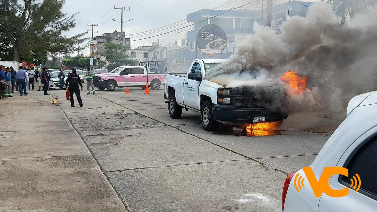 Incendio de una camioneta Chevrolet en Coatzacoalcos