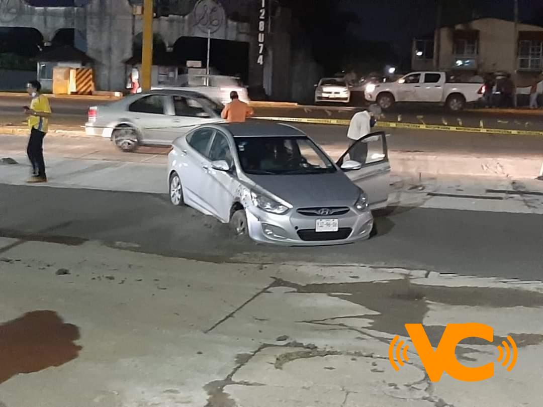 Se atasca de nuevo otro automóvil en la avenida Universidad frente a Home Depot. Se atasca de nuevo otro automóvil en la avenida Universidad frente a Home Depot.