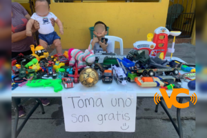 “Toma uno, son gratis”: Niño regala sus juguetes previo al Año Nuevo