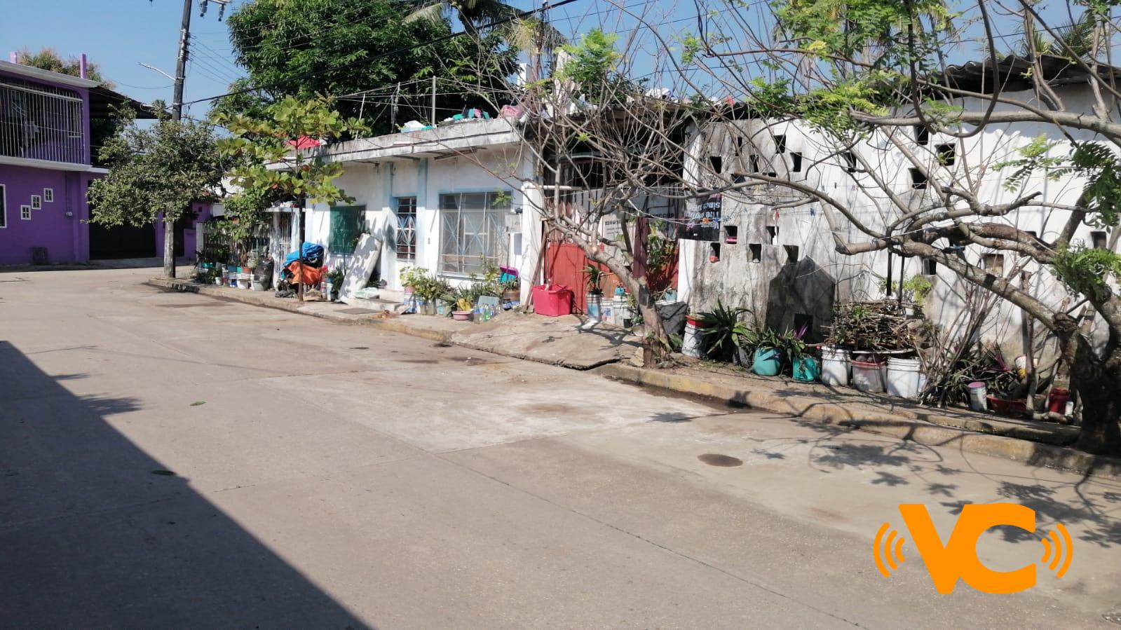 Retiran vehículos macetas de la calle San Luis Potosí de Nanchital