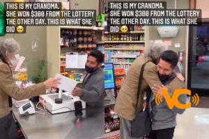VIDEO. Abuelita comparte premio con cajero que le vendió boleto de lotería VIDEO. Abuelita comparte premio con cajero que le vendió boleto de lotería