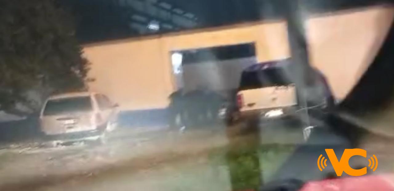 ÚLTIMA HORA: Bombardean a la Policia Estatal en Coatzacoalcos: queman tres carros con bombas molotov ÚLTIMA HORA: Bombardean a la Policia Estatal en Coatzacoalcos: queman tres carros con bombas molotov