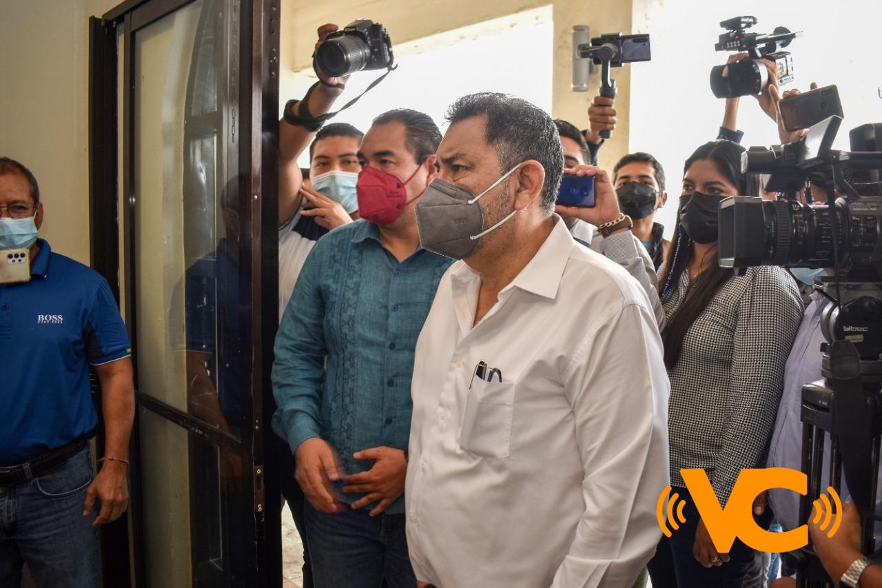 Acude Amado Cruz a pagar predial en el arranque del cobro del impuesto Acude Amado Cruz a pagar predial en el arranque del cobro del impuesto