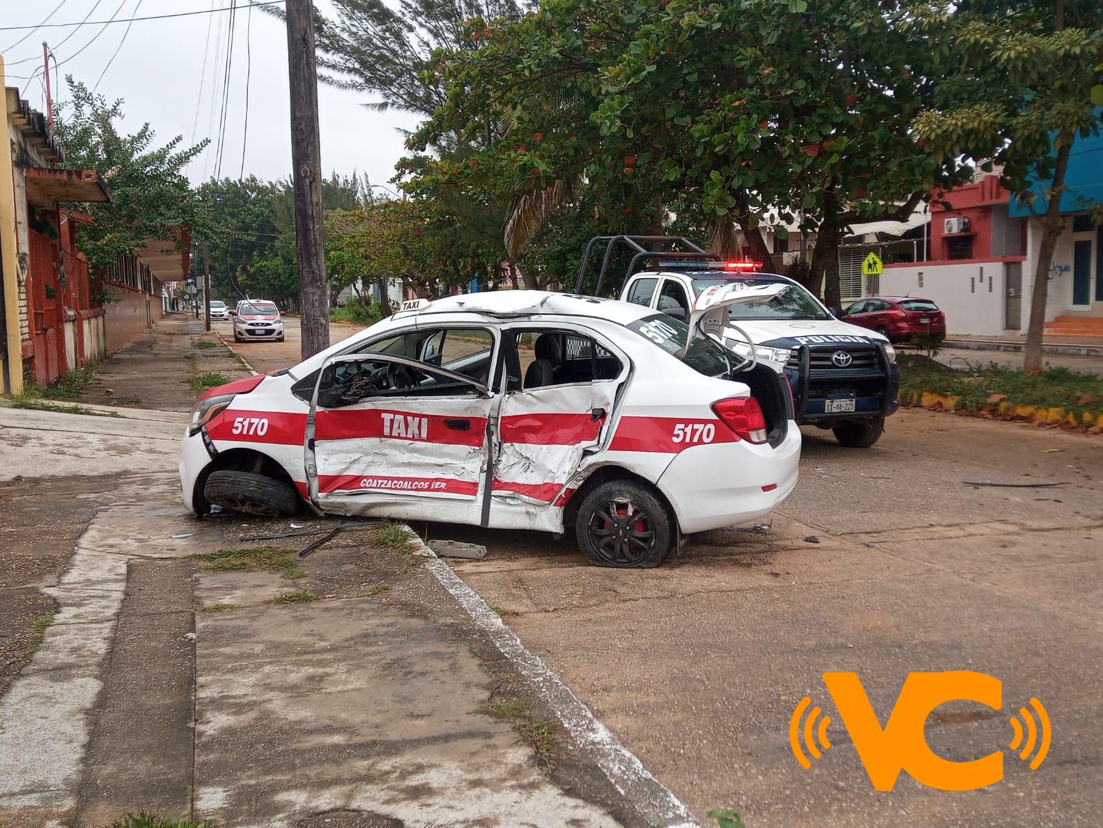 Borrachazo la mañana de este domingo, conductor de camioneta choca con taxi. **Dos personas salieron lesionadas. Coatzacoalcos, Ver.-El conductor de un taxi y su pasajero seriamente lesionados, así como daños materiales valuados en más de 190 mil pesos, fue el saldo de aparatoso accidente que provocó una persona del sexo masculino en completo estado ebriedad, quien fue detenido por elementos de la Policía Municipal. Los hechos ocurrieron al filo de las 11:00 horas de este domingo, en el cruce de Carranza y Madero del centro de este puerto. El presunto responsable fue el conductor de una camioneta marca Kia, tipo Sportage, color blanco, con placas YGJ-637-A del estado de Veracruz. Chocó contra un automóvil marca Chevrolet, tipo Beat, con colores oficiales de taxi, marcado con el número económico 5170, con placas A-827-XFS del servicio de transporte público local, conducido por Ismael Antonio Cruz Hernández y su pasajero Facundo Nolasco Cruz, quienes fueron auxiliados por personal de emergencia de la Cruz Roja y Protección Civil. El fuerte encontronazo se registró cuando la camioneta particular transitaba de poniente a oriente sobre Madero, al llegar al cruce su conductor no respetó avenida con preferencia de paso y chocó contra el taxi que se desplazaba de norte a sur sobre Carranza. Un perito de la delegación de Tránsito y Seguridad Vial ordenó enviar las unidades involucradas a un encierro, mientras que el presunto responsable quedo a disposición de las autoridades viales. Borrachazo la mañana de este domingo, conductor de camioneta choca con taxi. **Dos personas salieron lesionadas. Coatzacoalcos, Ver.-El conductor de un taxi y su pasajero seriamente lesionados, así como daños materiales valuados en más de 190 mil pesos, fue el saldo de aparatoso accidente que provocó una persona del sexo masculino en completo estado ebriedad, quien fue detenido por elementos de la Policía Municipal. Los hechos ocurrieron al filo de las 11:00 horas de este domingo, en el cruce de Carranza y Madero del centro de este puerto. El presunto responsable fue el conductor de una camioneta marca Kia, tipo Sportage, color blanco, con placas YGJ-637-A del estado de Veracruz. Chocó contra un automóvil marca Chevrolet, tipo Beat, con colores oficiales de taxi, marcado con el número económico 5170, con placas A-827-XFS del servicio de transporte público local, conducido por Ismael Antonio Cruz Hernández y su pasajero Facundo Nolasco Cruz, quienes fueron auxiliados por personal de emergencia de la Cruz Roja y Protección Civil. El fuerte encontronazo se registró cuando la camioneta particular transitaba de poniente a oriente sobre Madero, al llegar al cruce su conductor no respetó avenida con preferencia de paso y chocó contra el taxi que se desplazaba de norte a sur sobre Carranza. Un perito de la delegación de Tránsito y Seguridad Vial ordenó enviar las unidades involucradas a un encierro, mientras que el presunto responsable quedo a disposición de las autoridades viales.