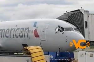 VIDEO. Pasajero molesto se mete a cabina de avión y realiza destrozos; vuelo se canceló VIDEO. Pasajero molesto se mete a cabina de avión y realiza destrozos; vuelo se canceló