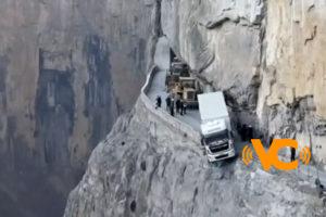 Video: Camionero pierde el control al volante y termina colgado de un acantilado Video: Camionero pierde el control al volante y termina colgado de un acantilado