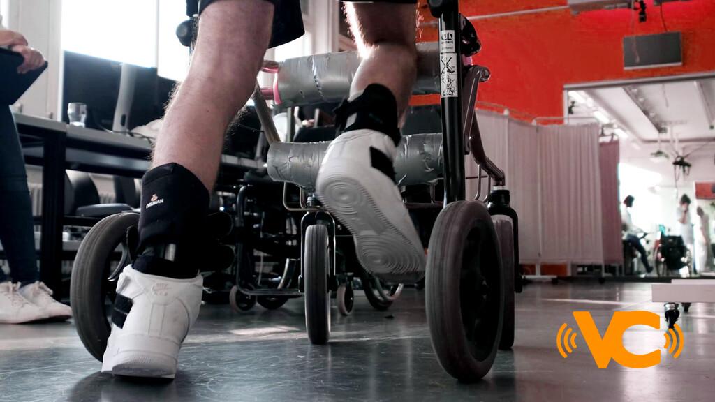 Tenían parálisis, les instalaron chips en médula espinal y ahora pueden caminar apretando botones para hacer mover cada pierna Tenían parálisis, les instalaron chips en médula espinal y ahora pueden caminar apretando botones para hacer mover cada pierna