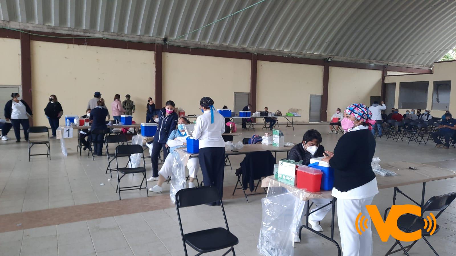 Reciben vacuna de refuerzo población de 40 a 59 años en Ixhuatlán del Sureste