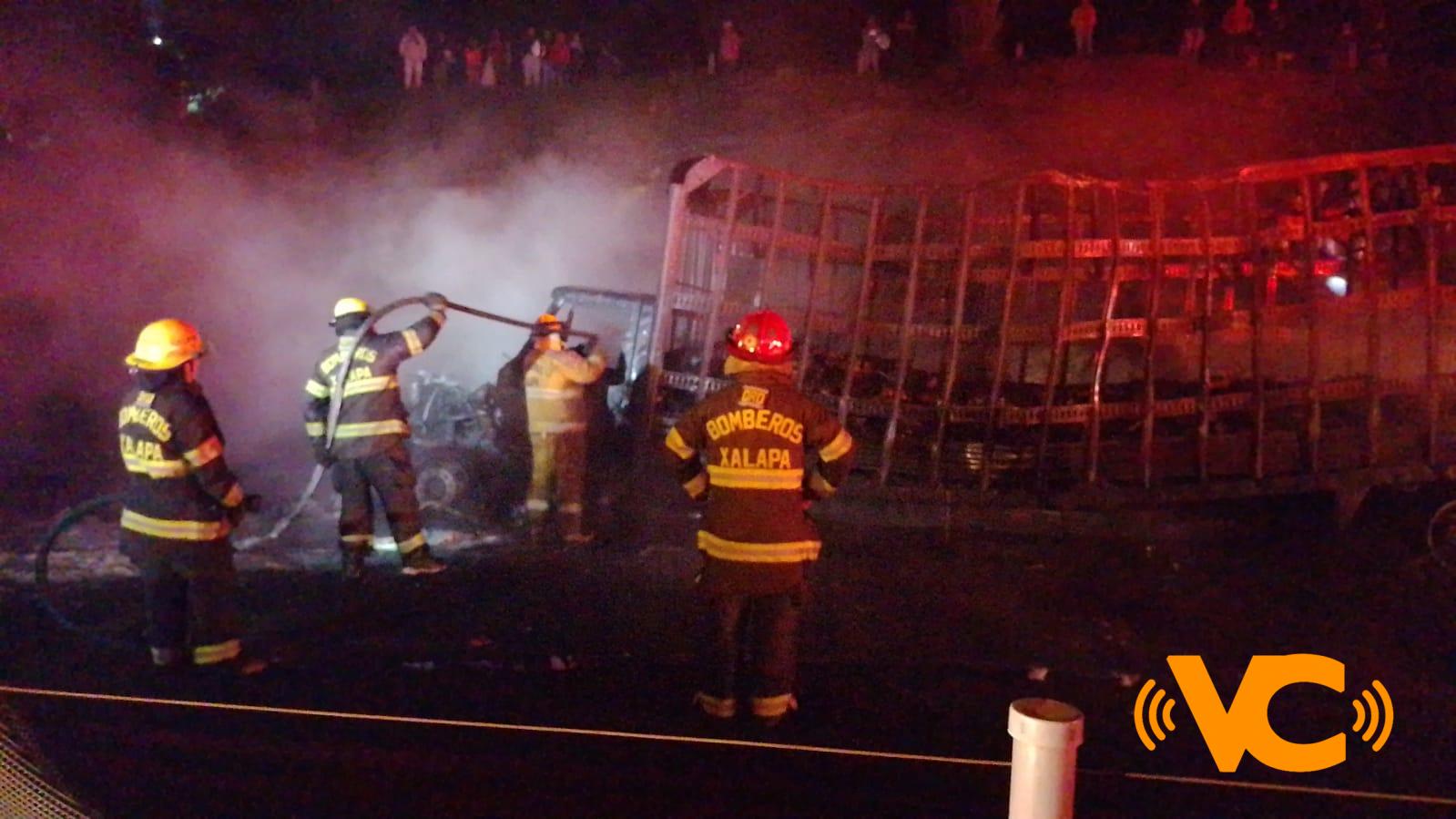 Se incendia tráiler en la autopista Xalapa-Perote. Se incendia tráiler en la autopista Xalapa-Perote.