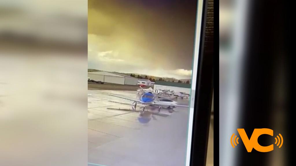 Un Tesla chocó contra un jet de 3.5 millones de dólares; no había nadie abordo del eléctrico porque fue «convocado» desde lejos Un Tesla chocó contra un jet de 3.5 millones de dólares; no había nadie abordo del eléctrico porque fue «convocado» desde lejos