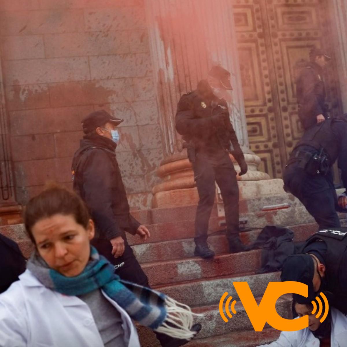 Madrid: Activistas manchan de rojo el Congreso como protesta ante la falta de medidas contra el calentamiento global Madrid: Activistas manchan de rojo el Congreso como protesta ante la falta de medidas contra el calentamiento global