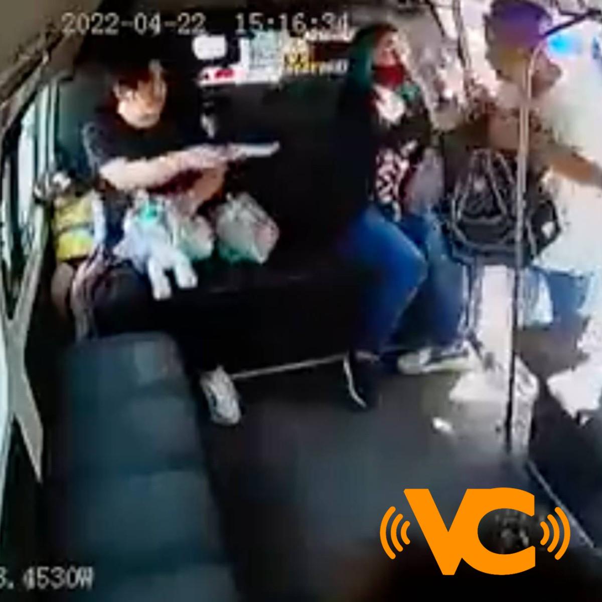 VIDEO: Asaltan combi en Ecatepec; joven suplica que no se lleven su tarea