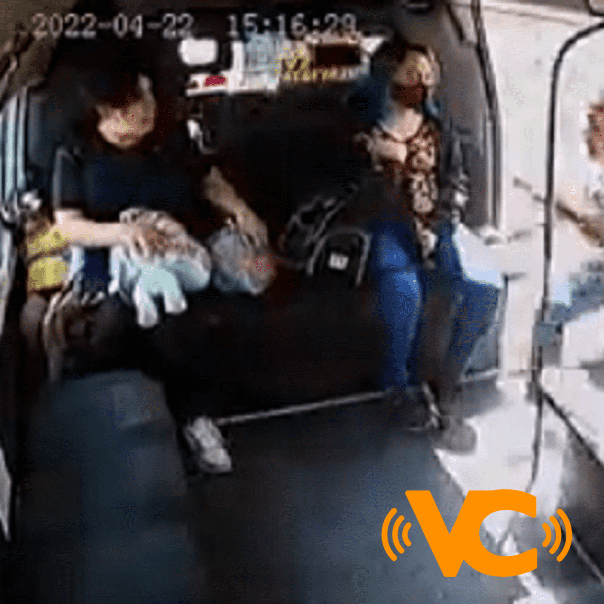 VIDEO: Joven ruega a asaltantes que no se lleven su mochila pues ahí tenia su tarea