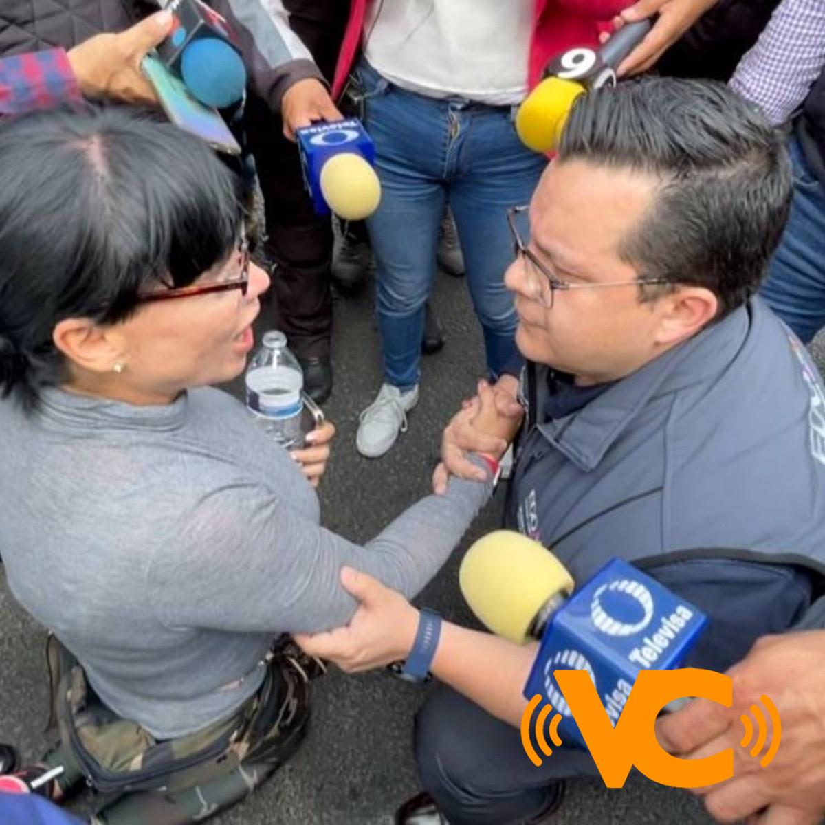 Madre de Hugo, el menor de 15 años que fue asesinado en fiesta clandestina, implora justicia de rodillas Madre de Hugo, el menor de 15 años que fue asesinado en fiesta clandestina, implora justicia de rodillas