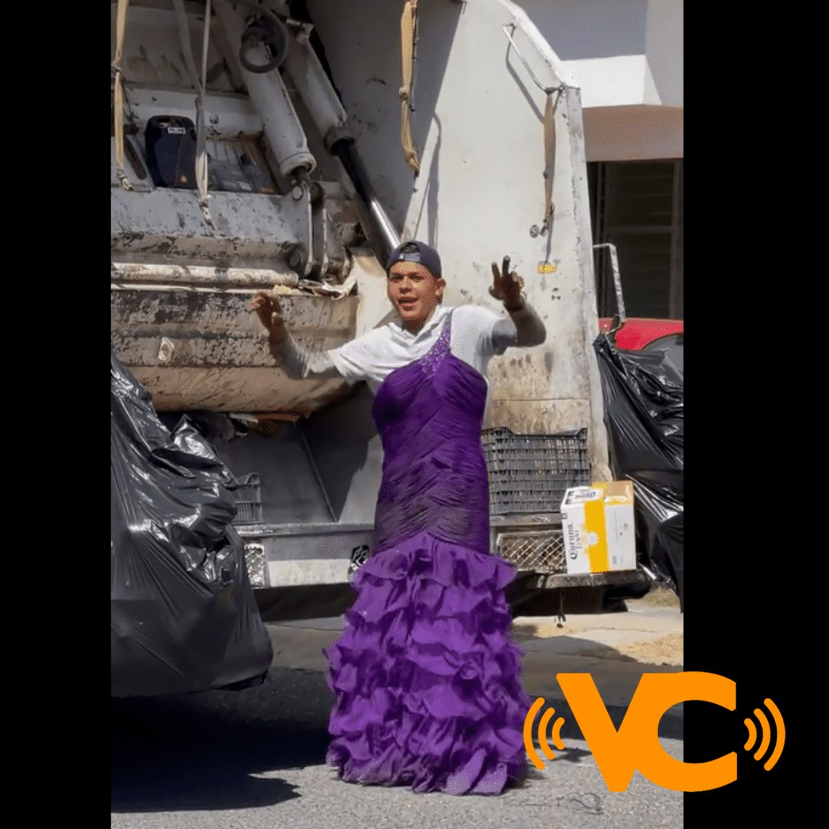 TIK TOK: Recolector de basura usa un vestido de fiesta y muestra su entusiasmo bailando TIK TOK: Recolector de basura usa un vestido de fiesta y muestra su entusiasmo bailando