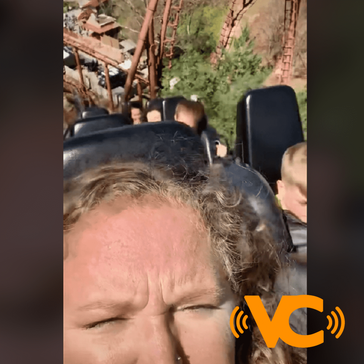 TIK TOK: Una familia vivió momentos de terror al quedar atrapados en la cima de una montaña rusa TIK TOK: Una familia vivió momentos de terror al quedar atrapados en la cima de una montaña rusa
