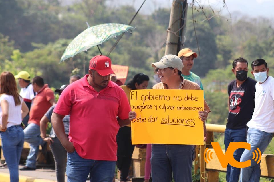 ¡Othon mala paga! Exagentes municipales de Misantla, piden al panista les pague salarios que les debe.